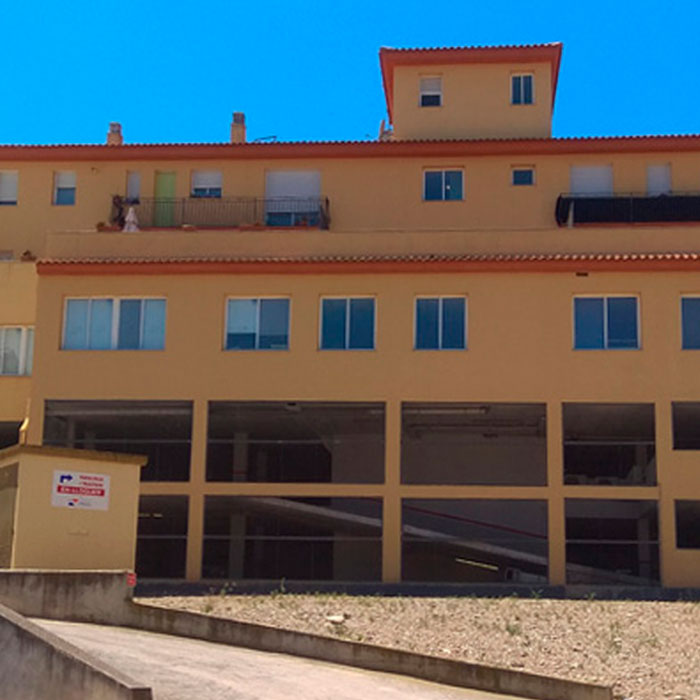 Edifici plurifamiliar entre mitgeres de tres plantes semisoterrani, planta baixa i dos plantes superiors.