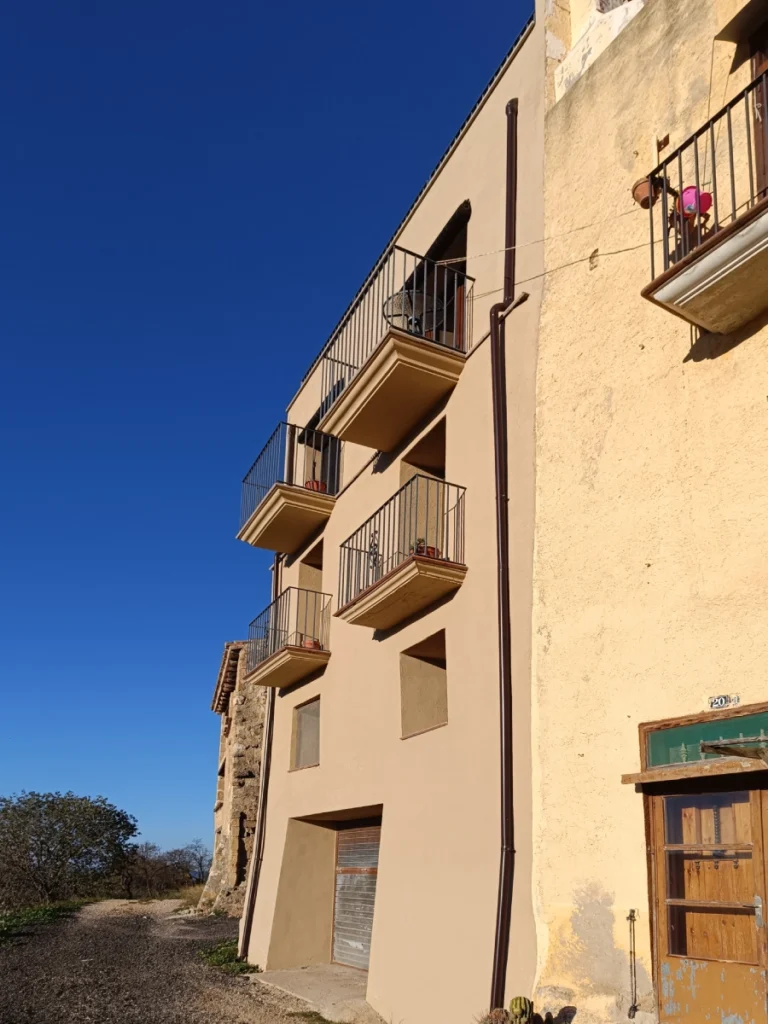 Rehabilitació integral d’edifici plurifamiliar de tres plantes